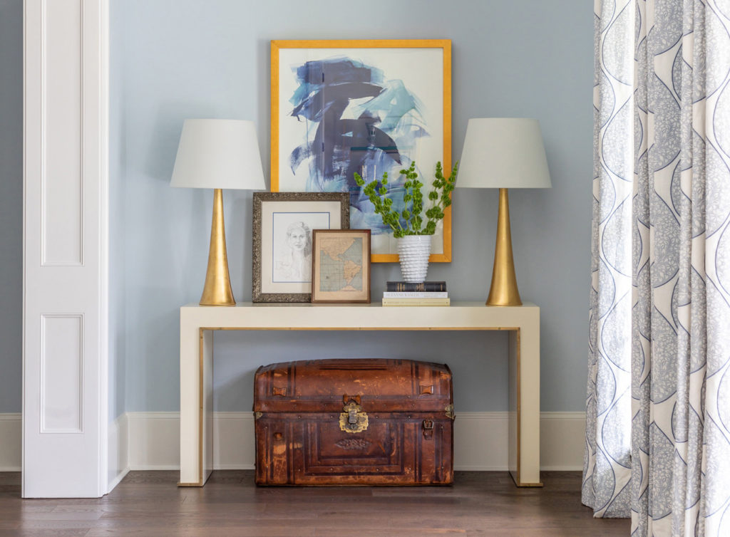 Console with two lamps in the hall